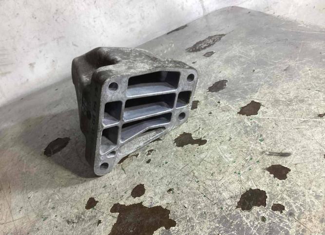Кронштейн двигателя Mercedes-Benz E W212 2012 A6422233304