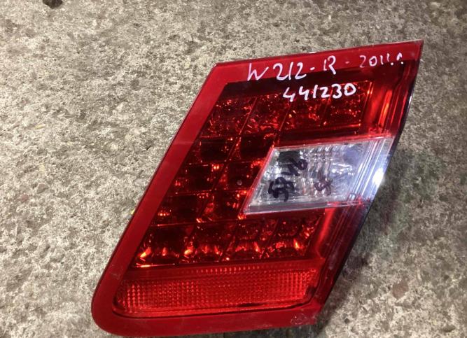 Фонарь крышки багажника правый Mercedes-Benz E A2128203264