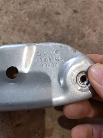 Кронштейн крыла переднего Skoda Octavia A7 1Z0821142A