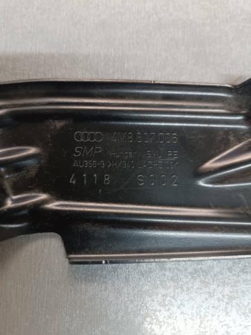 Кронштейн Audi Q8 4M8807006