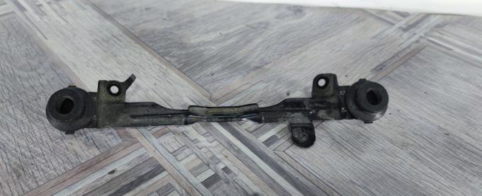 Кронштейн крышки двс Land Rover Sport L320 09-12 LR011564