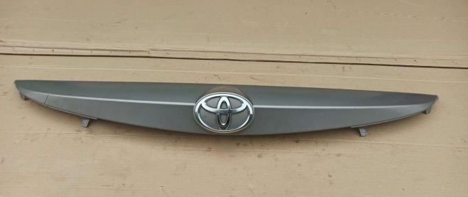 Накладка крышки багажника Toyota Auris 2 76811-02790