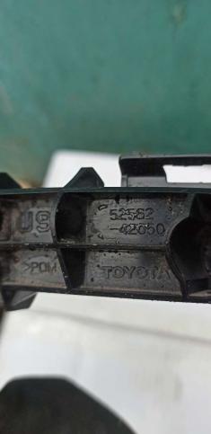 Кронштейн заднего бампера правый Toyota Rav4 CA40 52562-42050