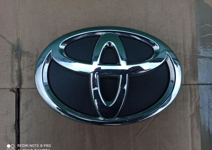 Эмблема передняя Toyota Land Cruiser 200 с 2015г