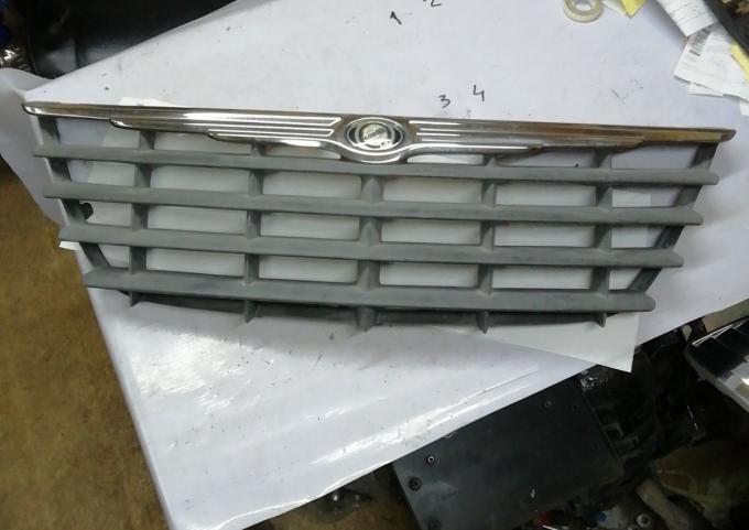 Решетка радиатора Chrysler краслер Вояджер 4 04857960AA