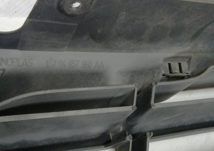 Решетка радиатора Chrysler краслер Вояджер 4 04857960AA