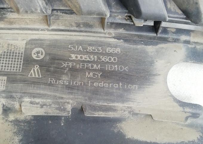 Решётка радиатора Skoda Rapid шкода рапид 5JA853668