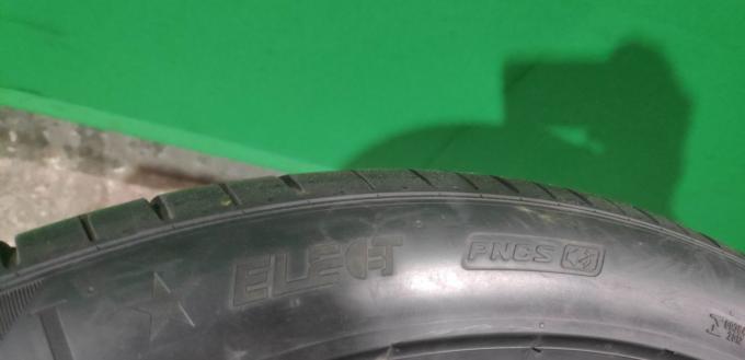 Pirelli P Zero PZ4 275/40 R22 107Y