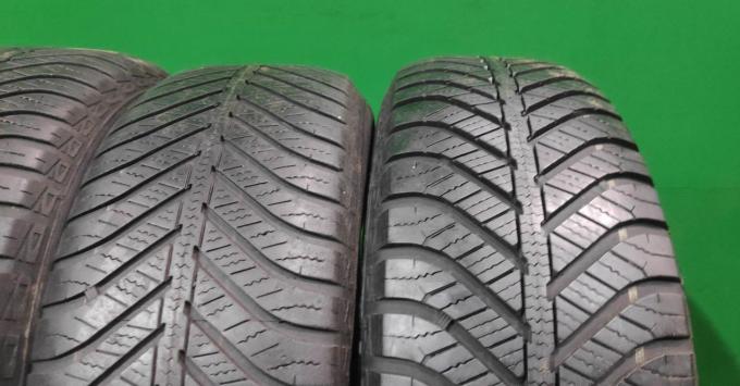 Goodyear Vector 4Seasons 215/60 R17 96V