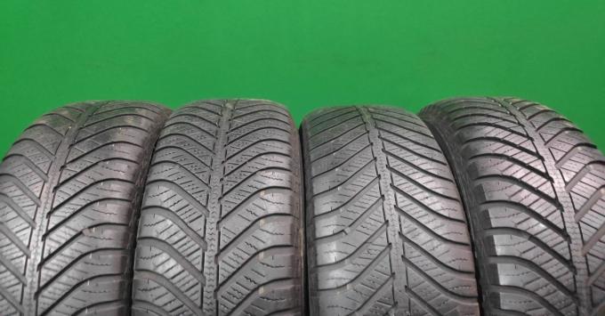 Goodyear Vector 4Seasons 215/60 R17 96V