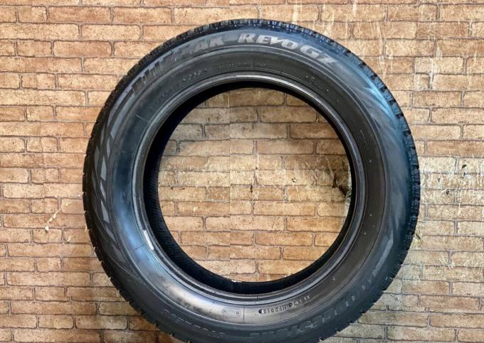 Bridgestone Blizzak Revo GZ 215/60 R17