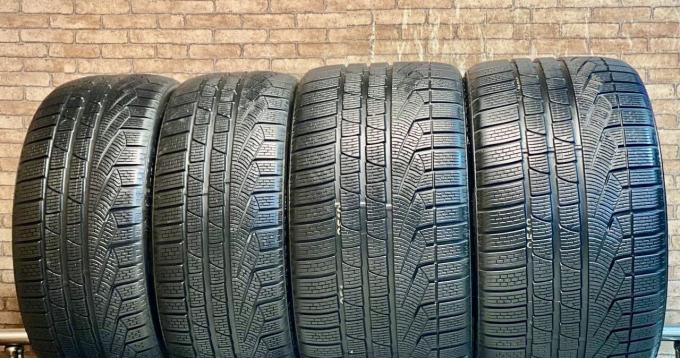 Pirelli Winter Sottozero 240 Serie II 235/35 R19 и 295/30 R19