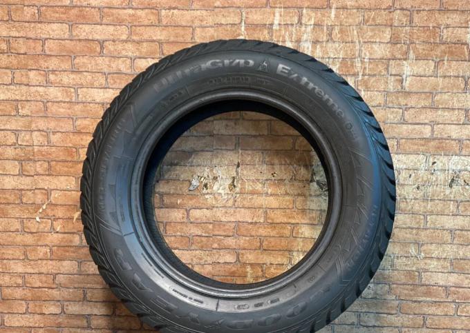 Goodyear UltraGrip Extreme 215/65 R16