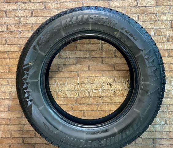 Bridgestone Ice Cruiser 7000 235/65 R17