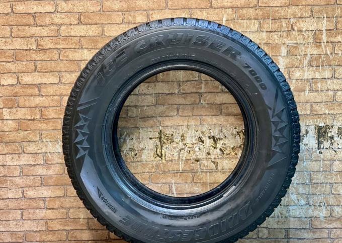 Bridgestone Ice Cruiser 7000 215/70 R16