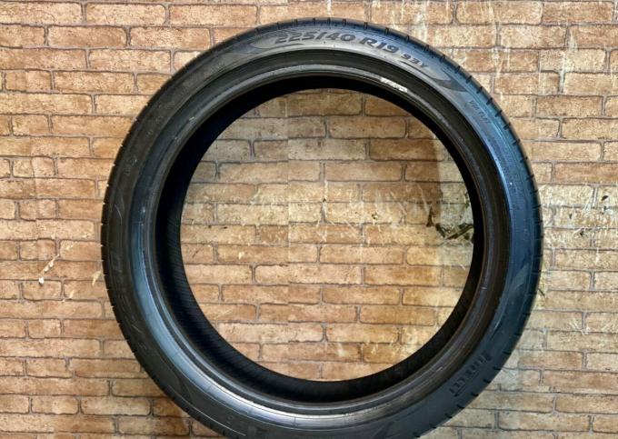 Pirelli P Zero PZ4 225/40 R19