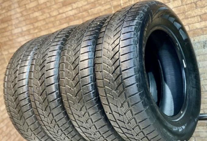 Goodyear UltraGrip Performance Gen-1 215/70 R16