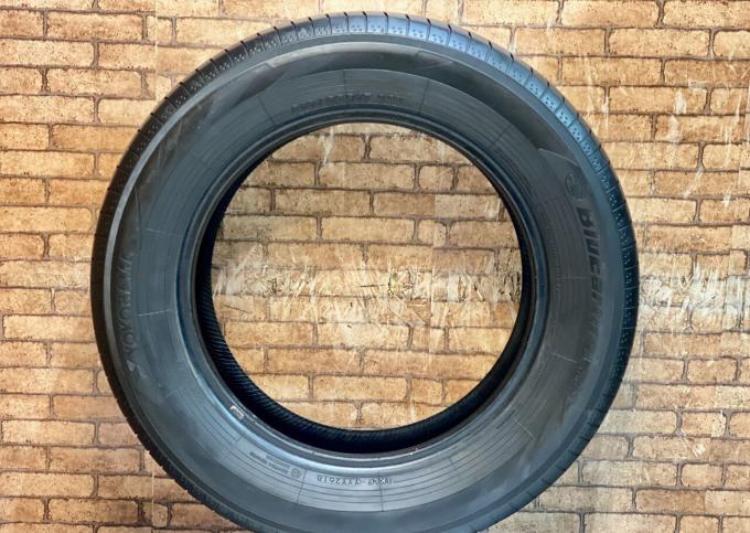 Yokohama BluEarth AE50 SUV 215/65 R17