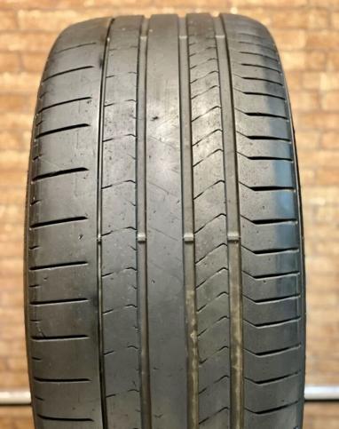 Pirelli P Zero PZ4 295/35 R21