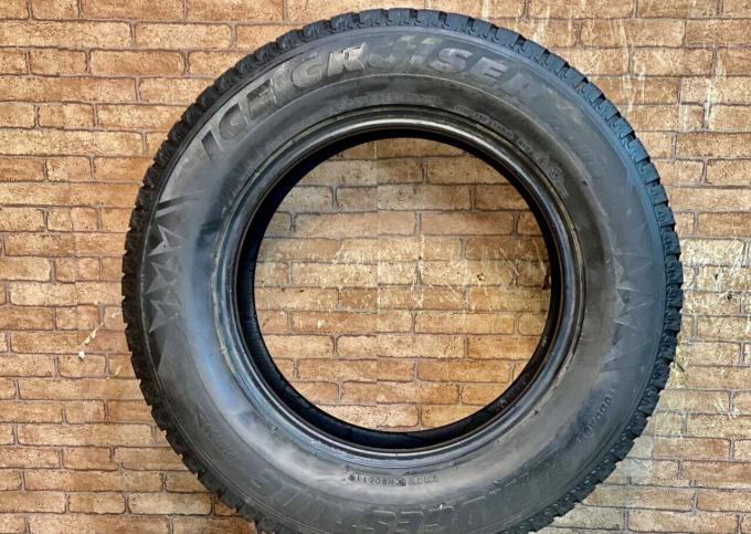 Bridgestone Ice Cruiser 7000 215/70 R16