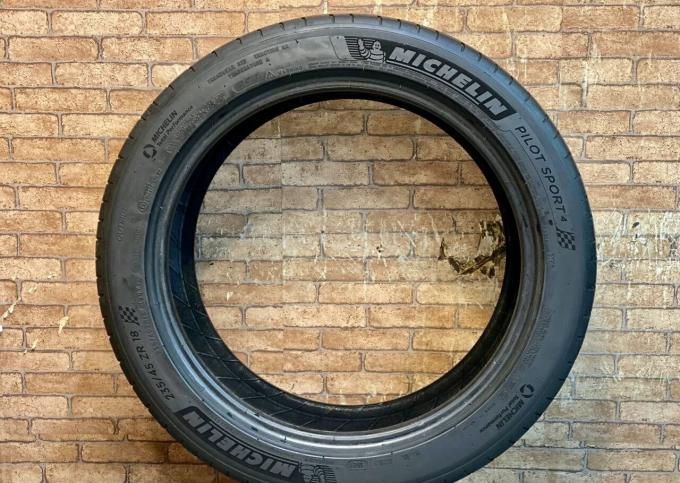 Michelin Pilot Sport 4 235/45 R18