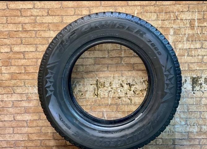 Bridgestone Ice Cruiser 7000 215/70 R16