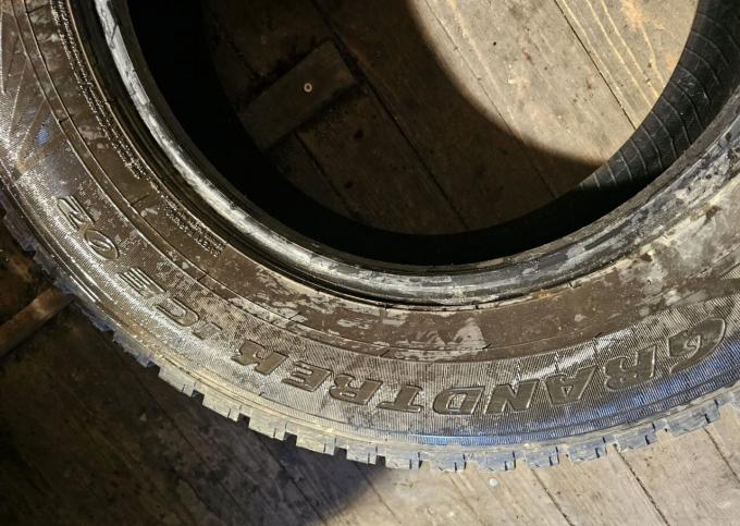 Dunlop SP Winter Ice 02 215/70 R16