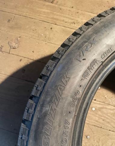 Bridgestone Blizzak VRX 235/50 R17