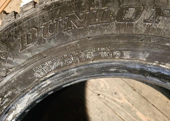 Dunlop SP Winter Ice 02 215/70 R16