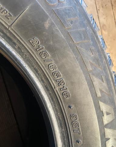 Bridgestone Blizzak Spike-01 215/65 R16