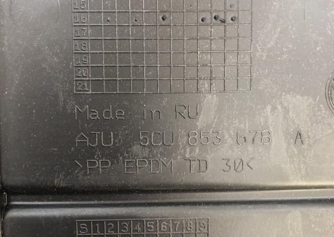 Накладка решетки переднего бампер Volkswagen Jetta 5CU853678A